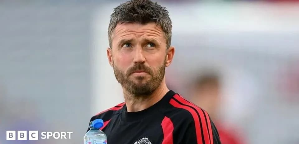 Entraîneur de Manchester United tenant une bouteille d'eau