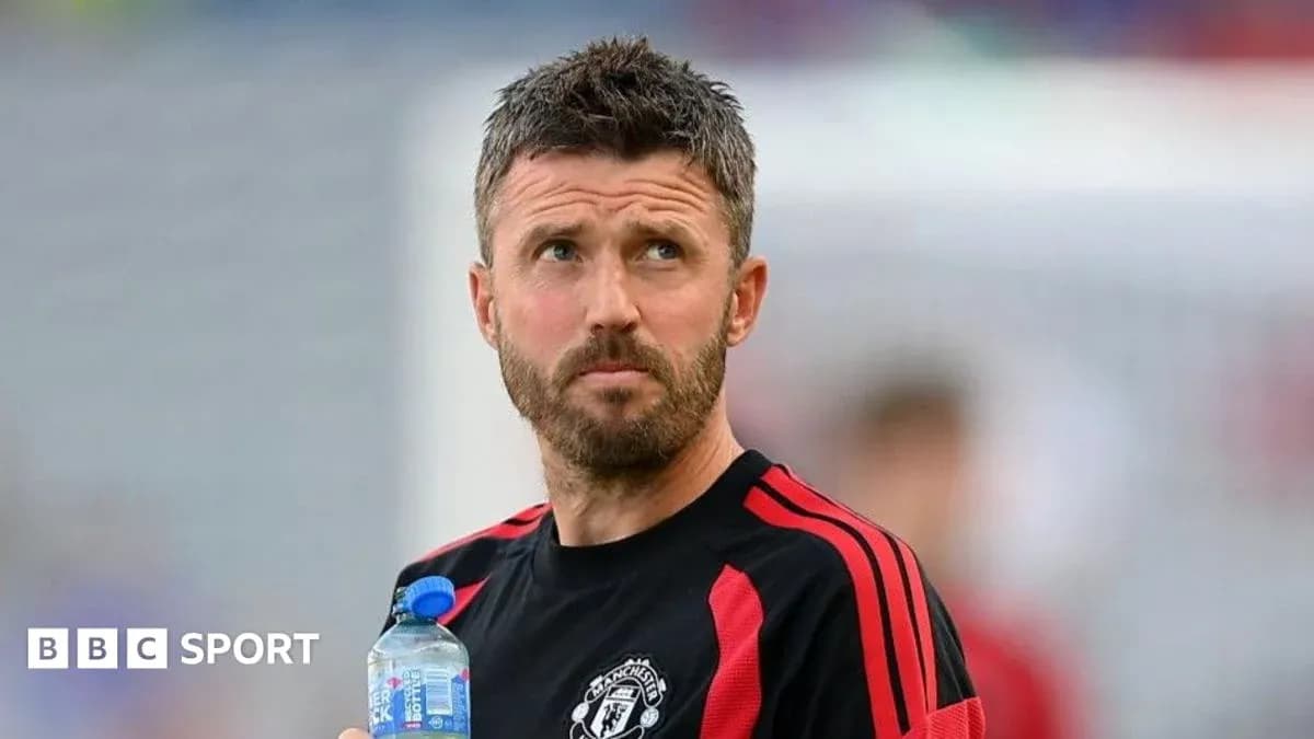 Entraîneur de Manchester United tenant une bouteille d'eau