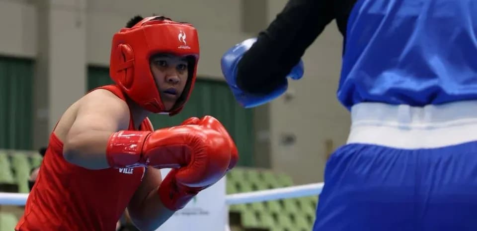 Boxeur en rouge se préparant à frapper un adversaire