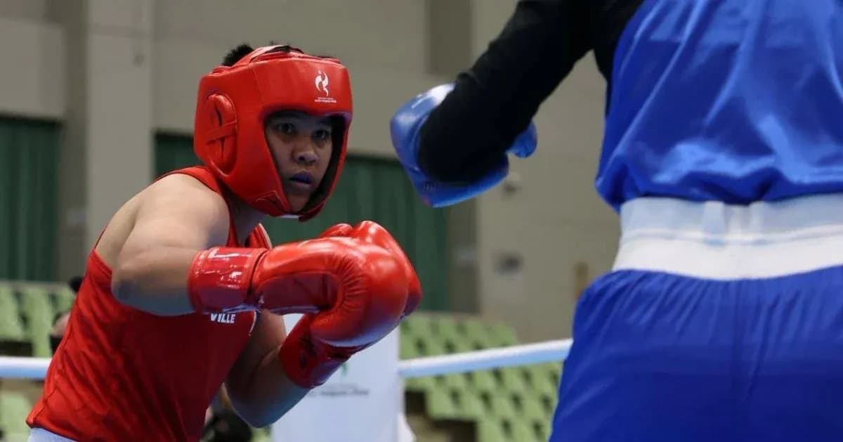 Boxeur en rouge se préparant à frapper un adversaire