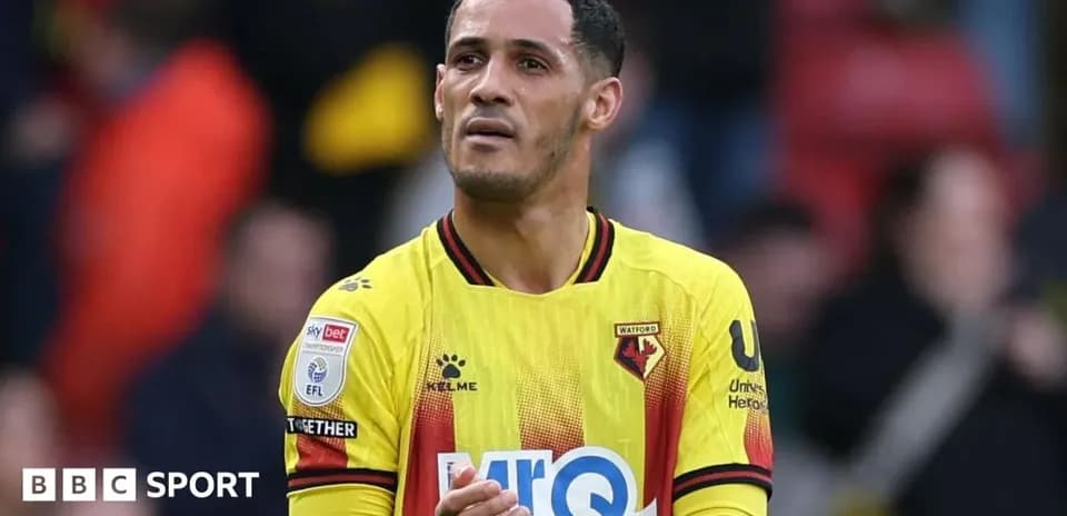 Joueur de Watford applaudissant le public après le match