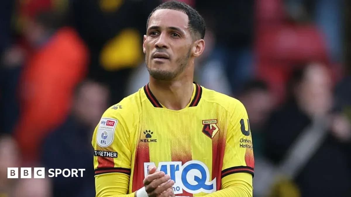 Joueur de Watford applaudissant le public après le match