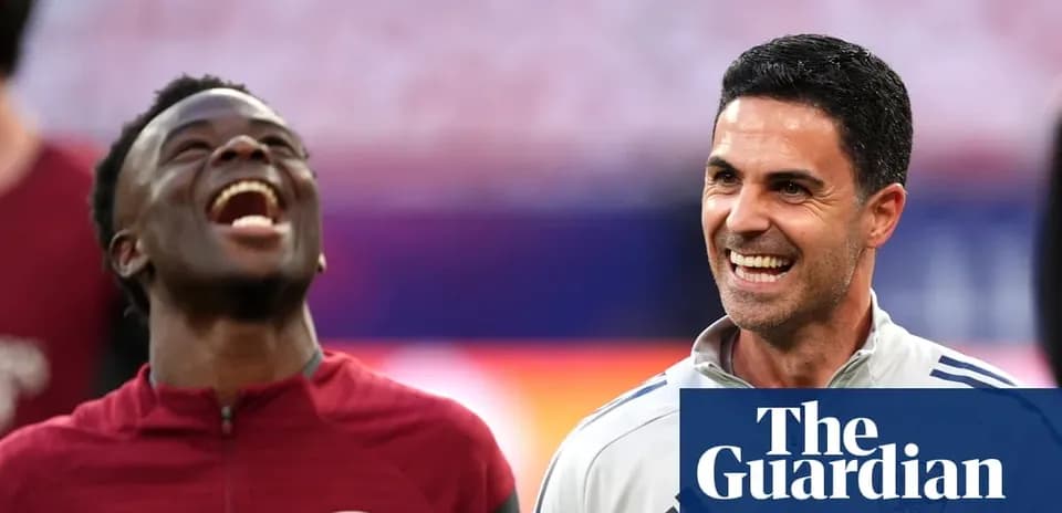 Joueur et entraîneur d'Arsenal souriant ensemble