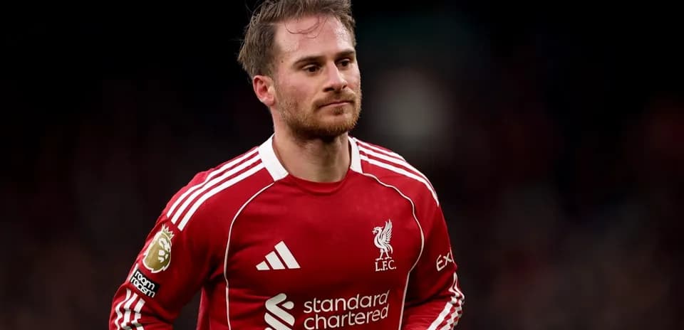 Joueur de Liverpool en maillot rouge sur le terrain