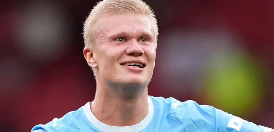 Joueur souriant après un match de football