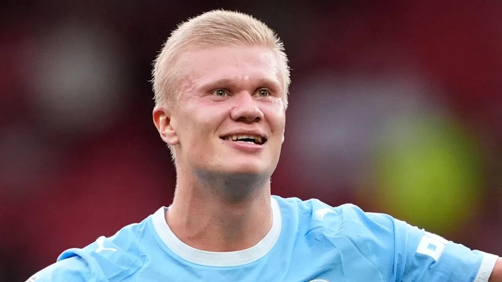 Joueur souriant après un match de football