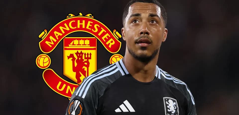 Joueur d'Aston Villa avec logo de Manchester United en arrière-plan