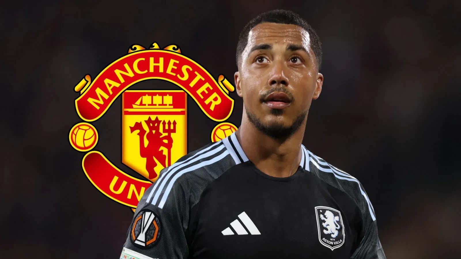 Joueur d'Aston Villa avec logo de Manchester United en arrière-plan