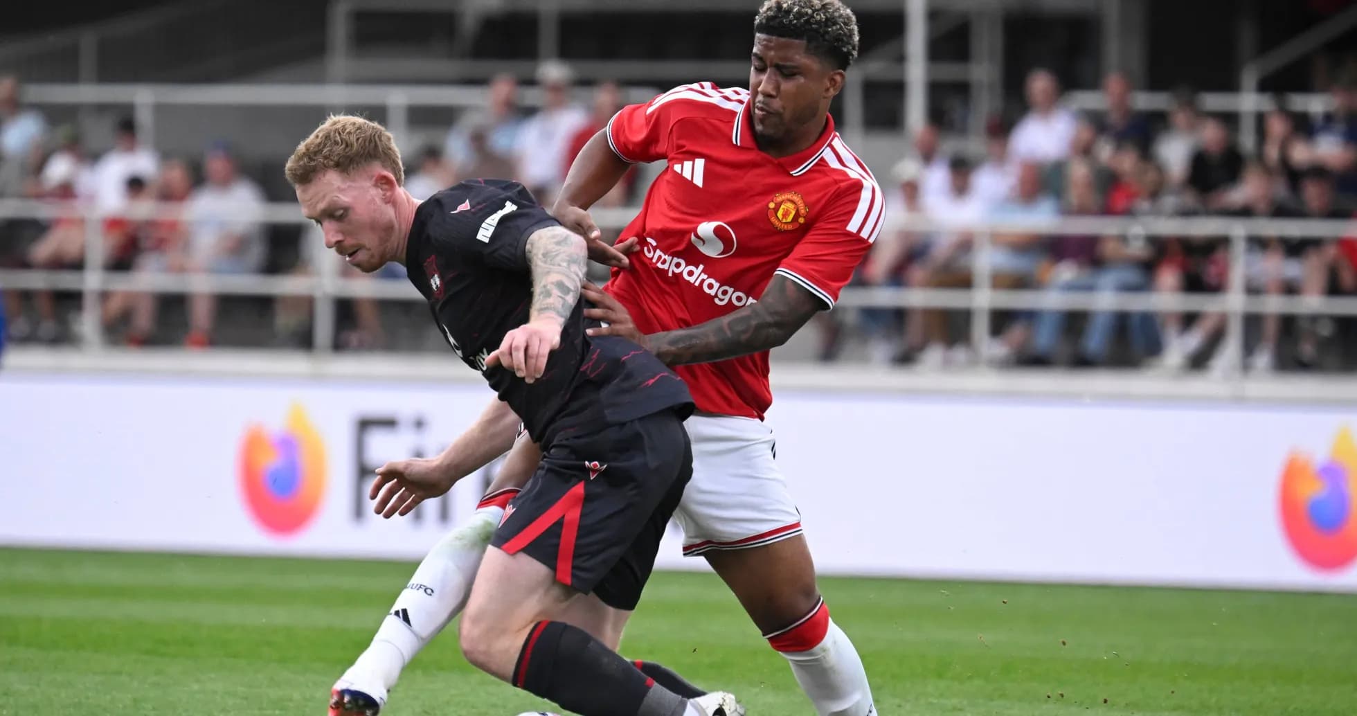 Joueur de Manchester United en action contre adversaire