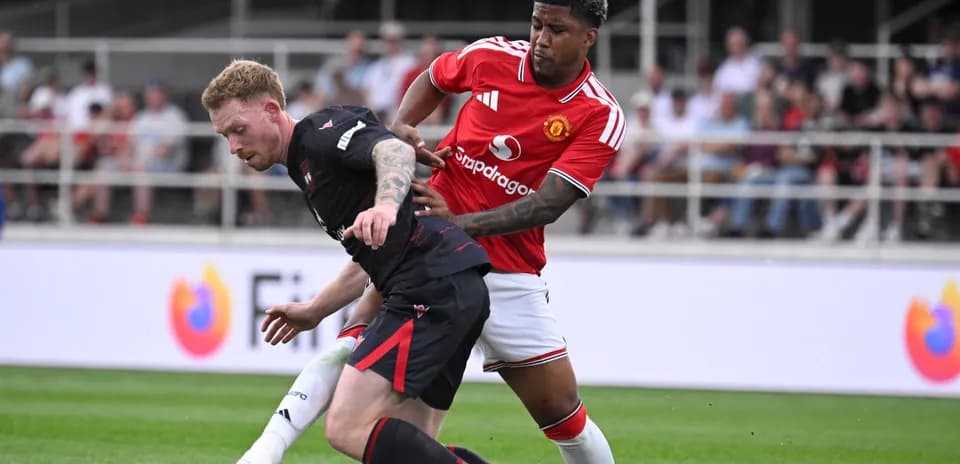 Joueur de Manchester United en action contre adversaire