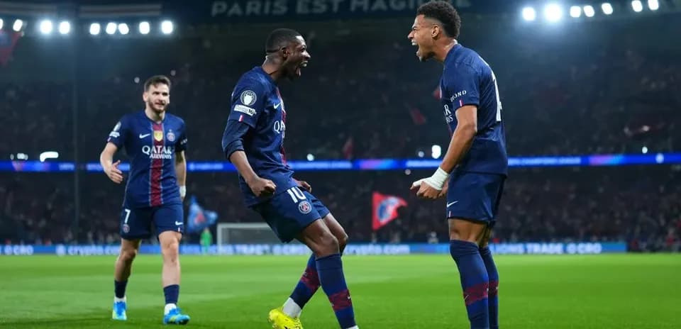 Joueurs du PSG célèbrent un but au Parc des Princes