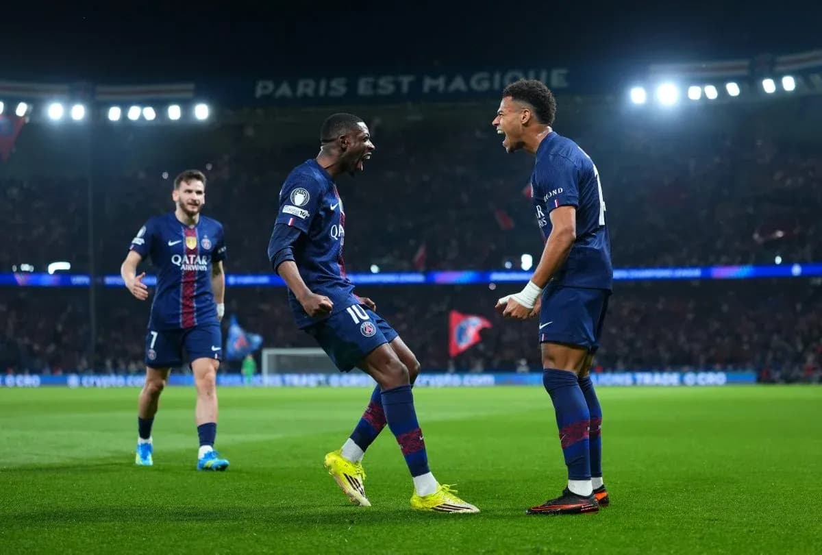 Joueurs du PSG célèbrent un but au Parc des Princes