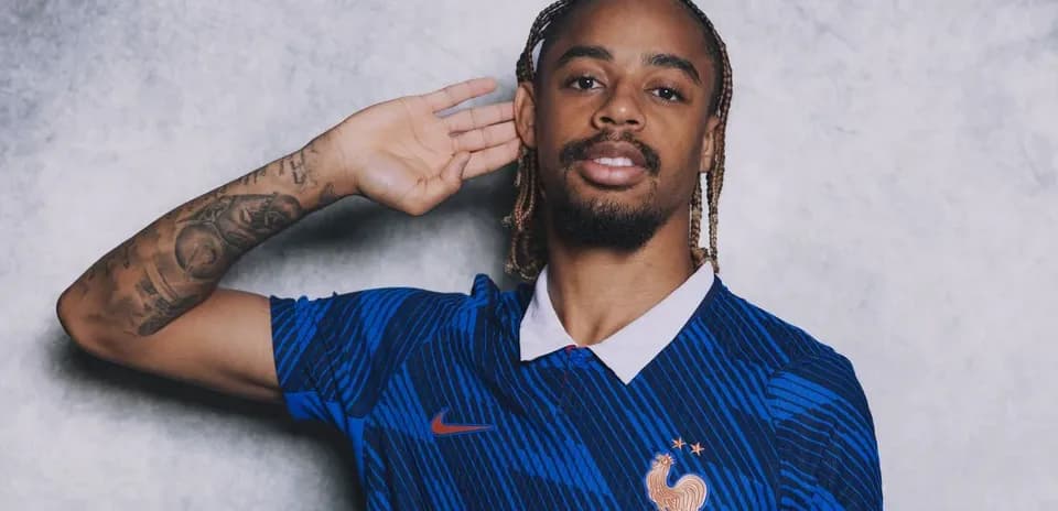 Joueur en maillot de l'équipe de France posant