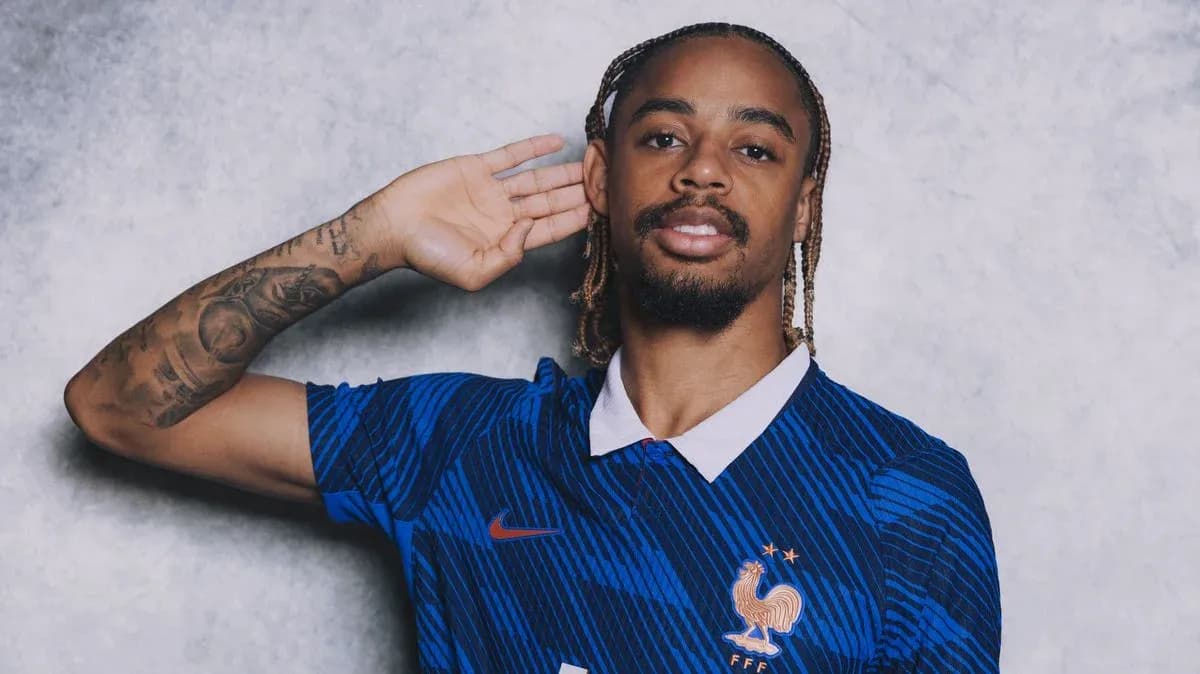 Joueur en maillot de l'équipe de France posant