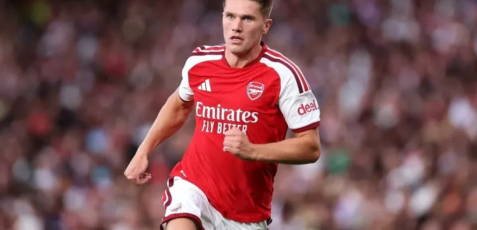 Joueur d'Arsenal courant sur le terrain