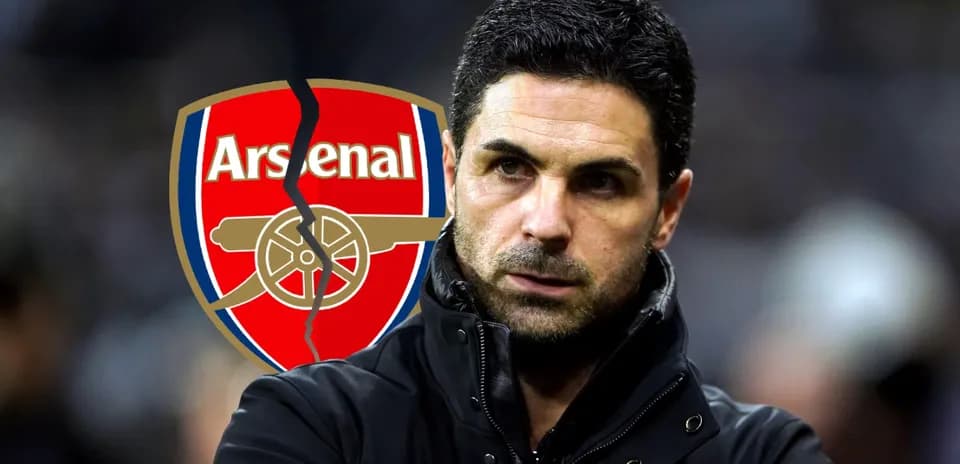 Entraîneur d'Arsenal avec logo du club en arrière-plan