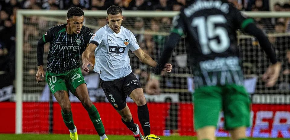 Joueurs d'Elche et Valencia en action