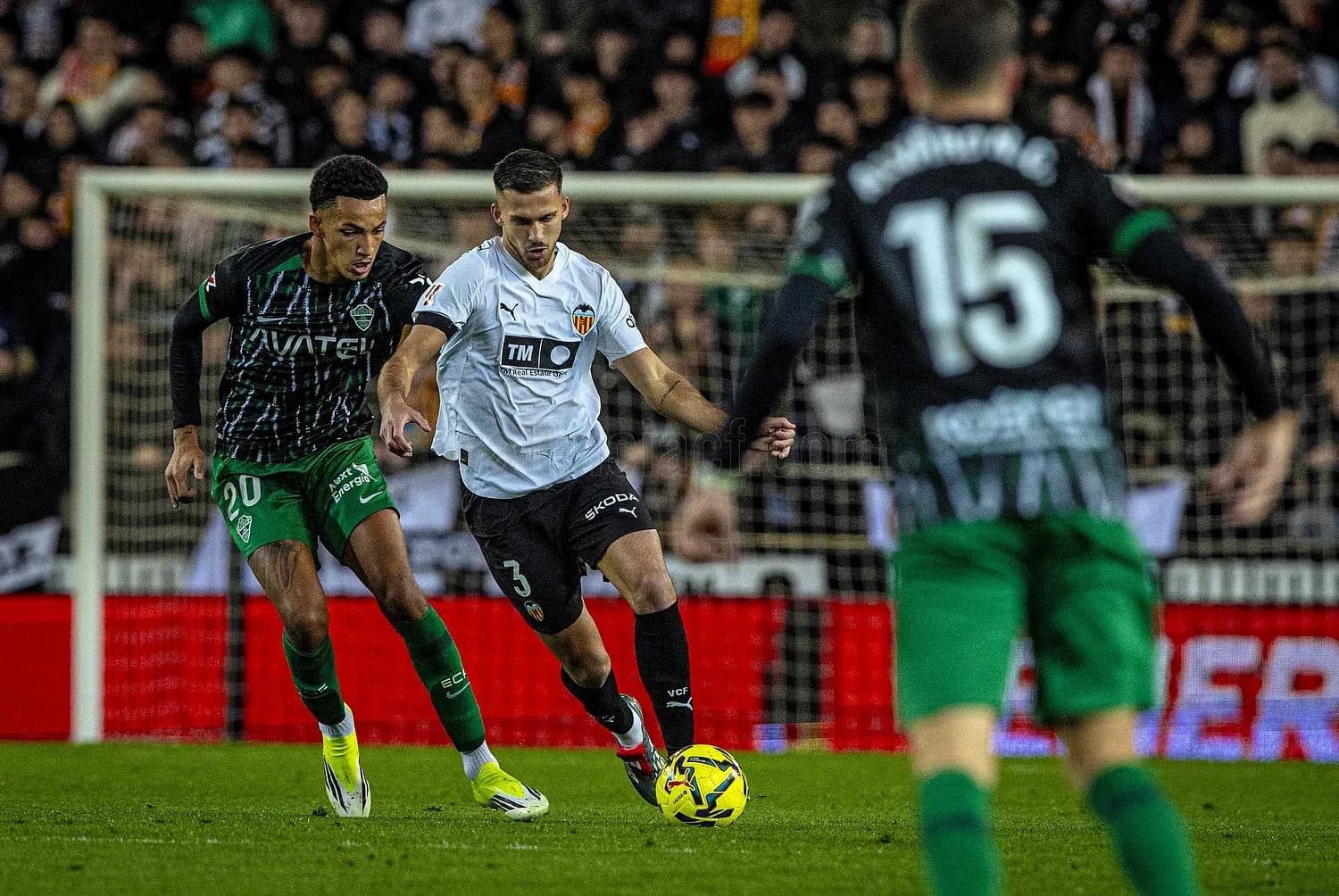 Joueurs d'Elche et Valencia en action