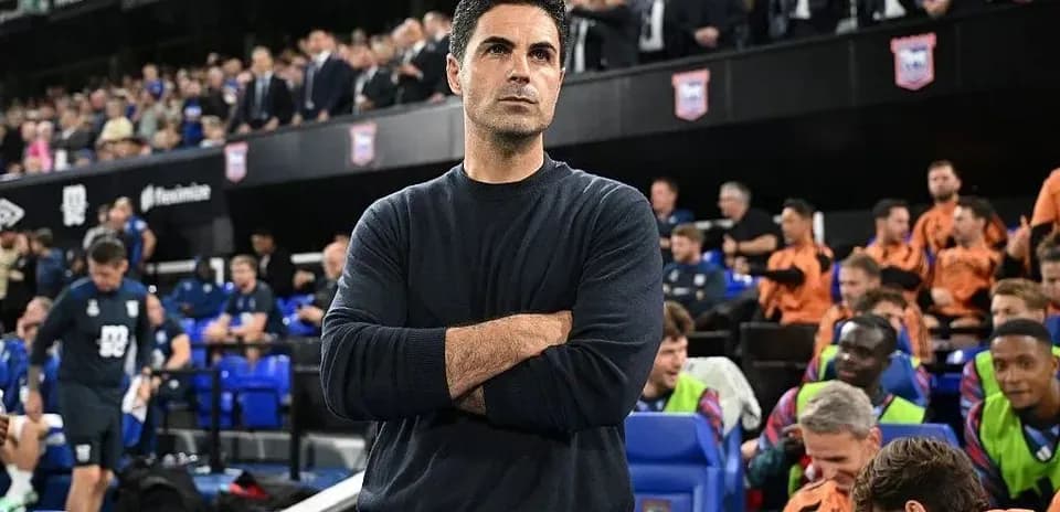 Entraîneur observant le match depuis le banc