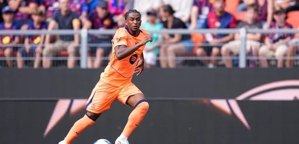 Joueur en maillot orange courant sur le terrain