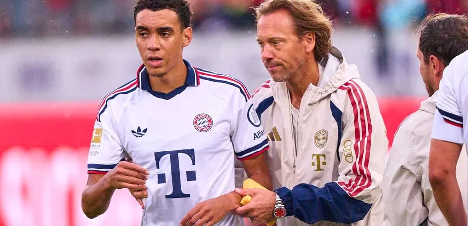 Joueur de Bayern Munich reçu par l'entraîneur sur le terrain