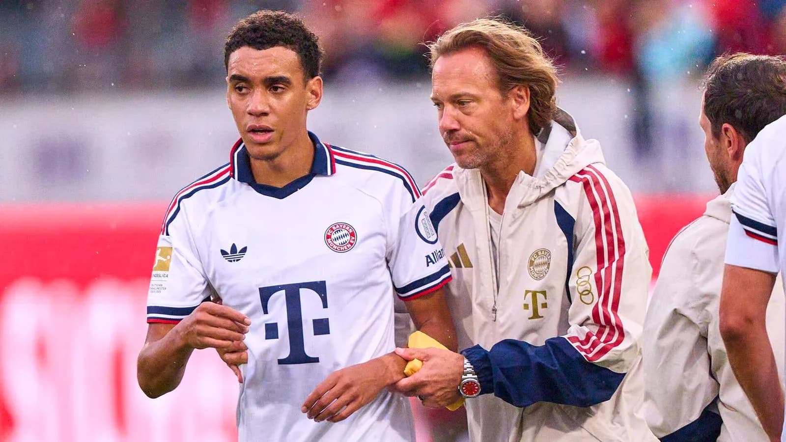 Joueur de Bayern Munich reçu par l'entraîneur sur le terrain