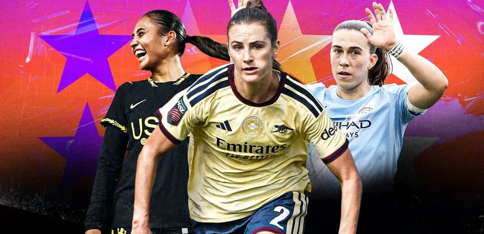 Trois joueuses de football en action avec des maillots différents