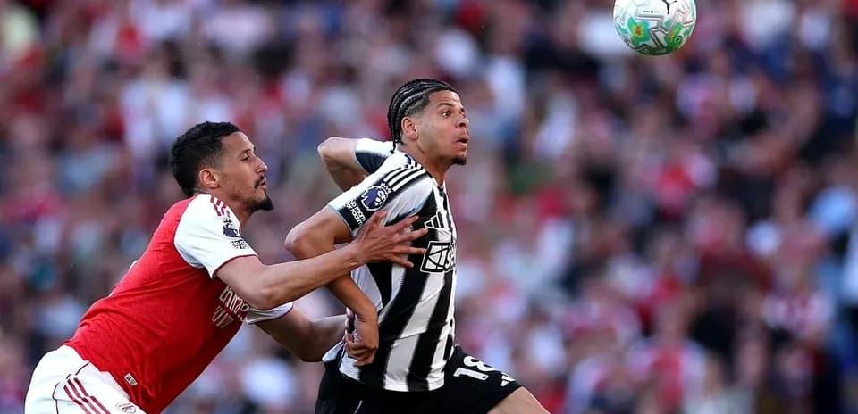 Un joueur d'Arsenal défend contre un joueur de Newcastle