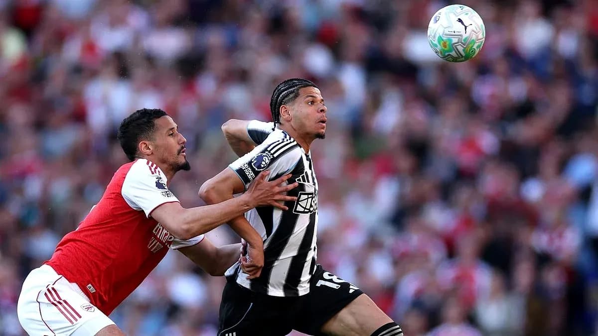 Un joueur d'Arsenal défend contre un joueur de Newcastle