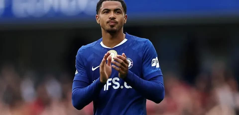 Joueur applaudissant dans un maillot de Chelsea