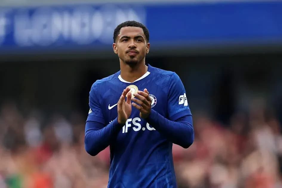 Joueur applaudissant dans un maillot de Chelsea
