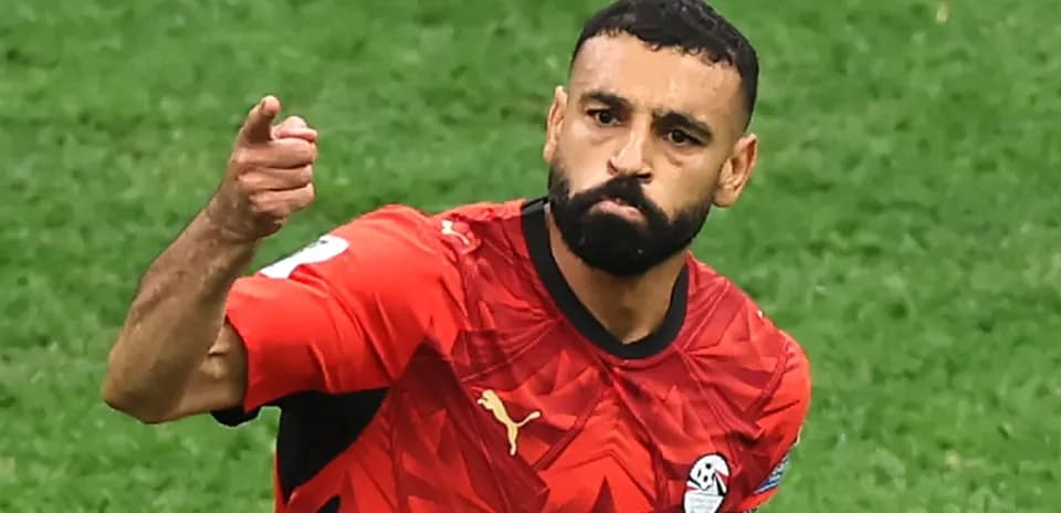 Joueur égyptien célébrant un but sur le terrain