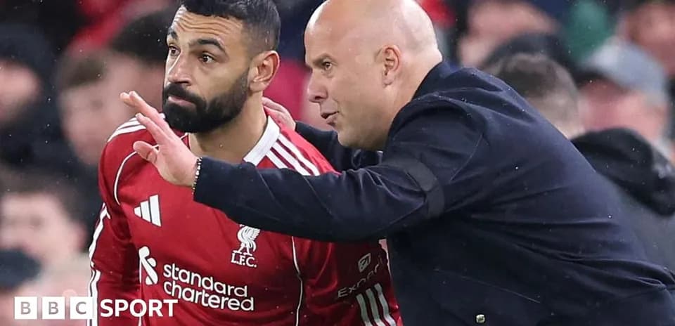 Joueur de Liverpool recevant des instructions de l'entraîneur