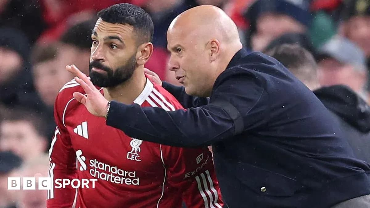 Joueur de Liverpool recevant des instructions de l'entraîneur