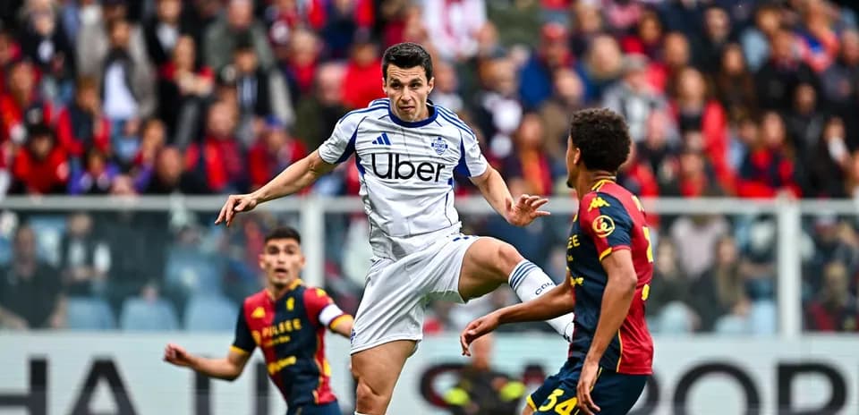 Joueur du Como en action contre le Genoa