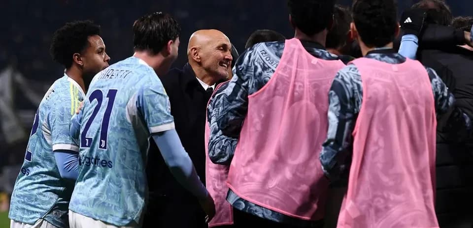 Équipe célébrant avec l'entraîneur après le match