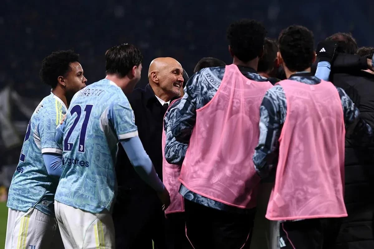 Équipe célébrant avec l'entraîneur après le match
