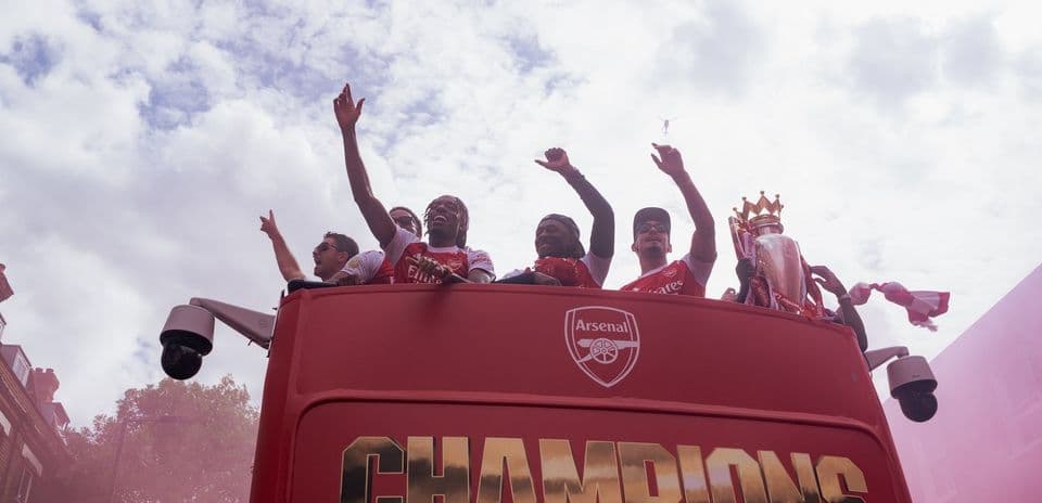 Joueurs d'Arsenal célébrant sur un bus à impériale