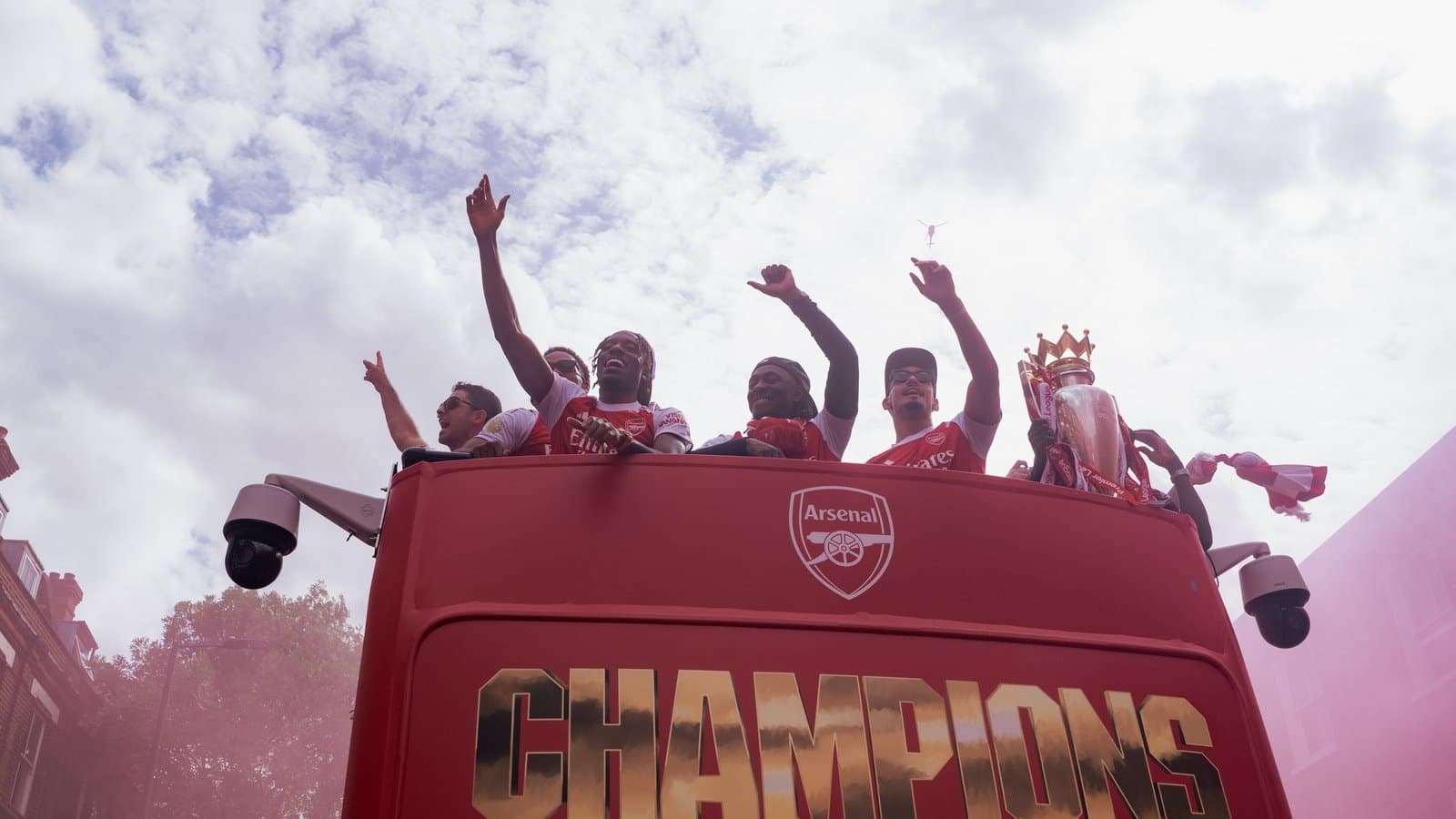 Joueurs d'Arsenal célébrant sur un bus à impériale