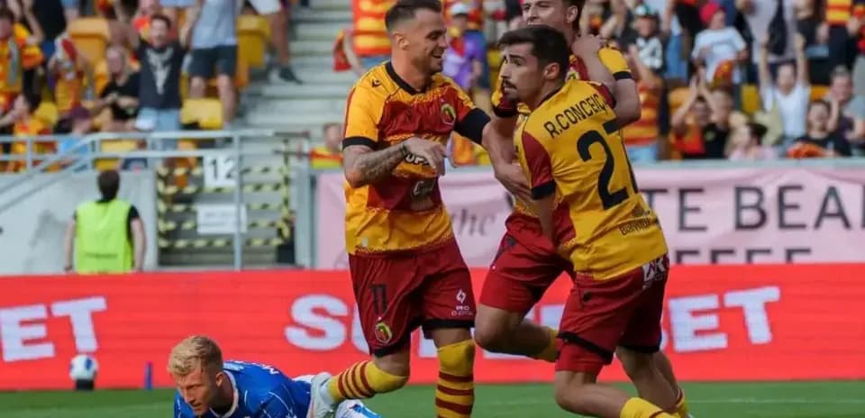 Joueurs de Jagiellonia célébrant un but