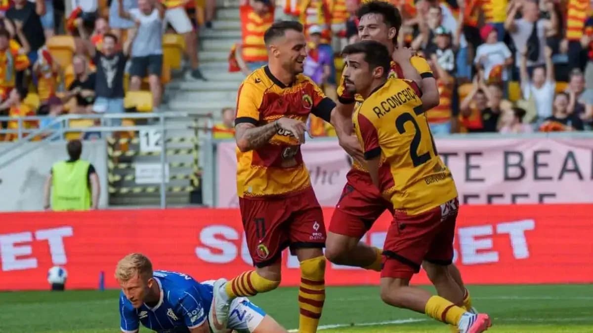 Joueurs de Jagiellonia célébrant un but