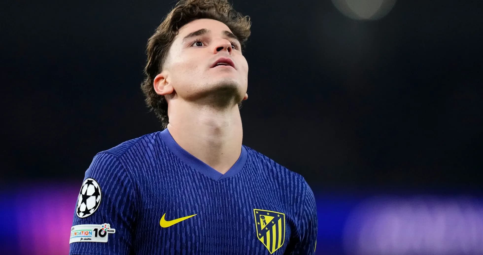 Joueur d'Atlético de Madrid regardant vers le ciel