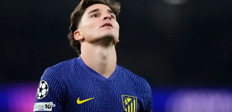 Joueur d'Atlético de Madrid regardant vers le ciel