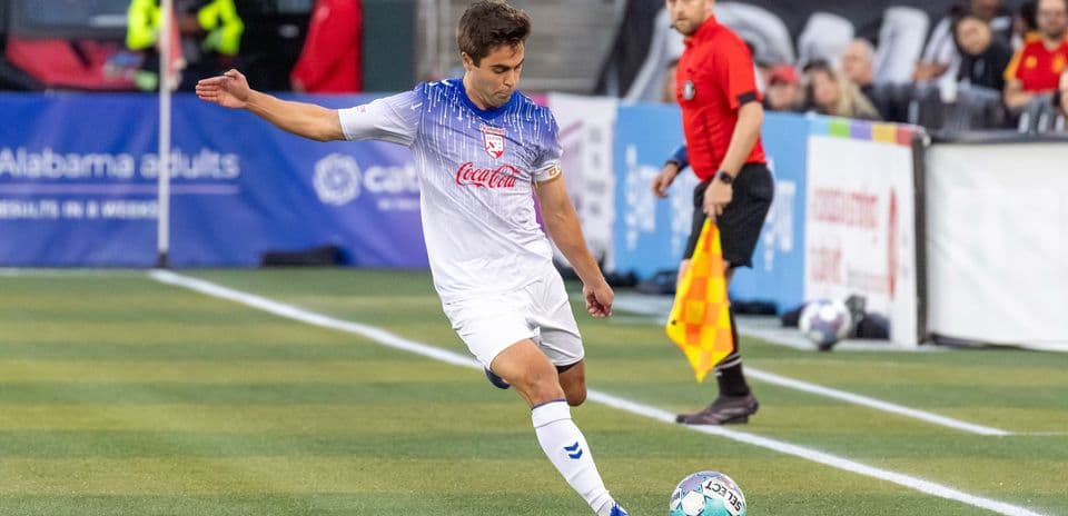 Un joueur tirant le ballon pendant un match