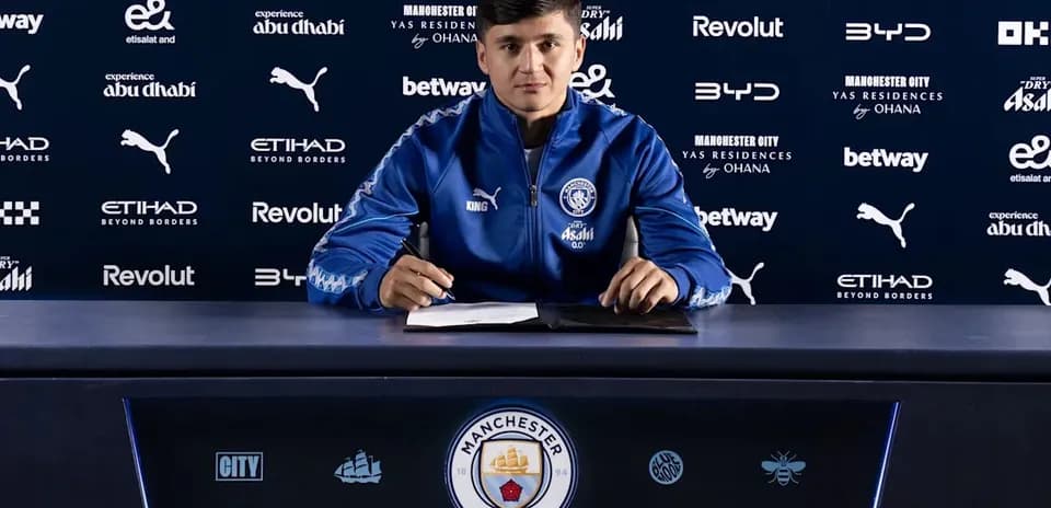 Joueur signant un contrat à la table de conférence