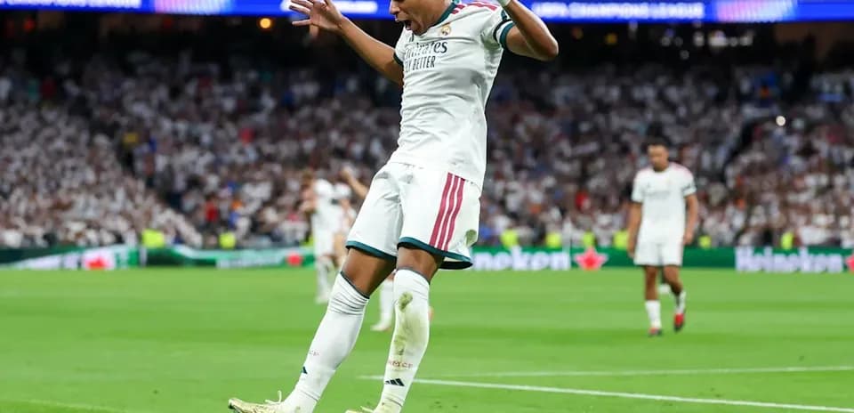 Joueur célébrant un but lors d'un match de football