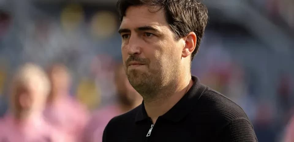 Entraîneur observant le match depuis la ligne de touche