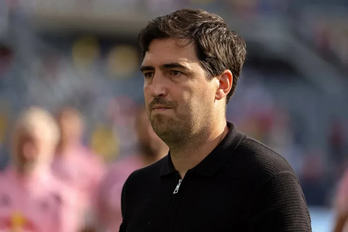 Entraîneur observant le match depuis la ligne de touche