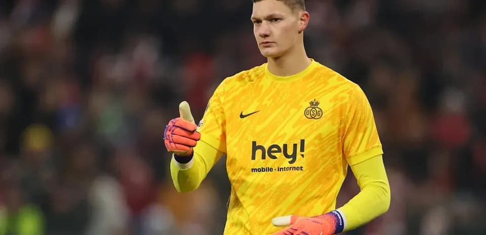 Gardien de but avec un maillot jaune et gants