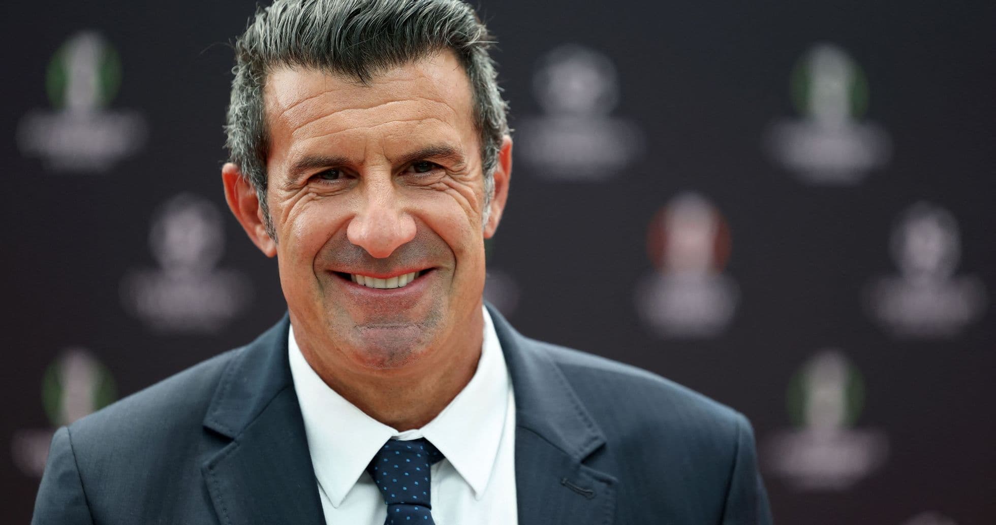 Homme souriant en costume lors d'un événement